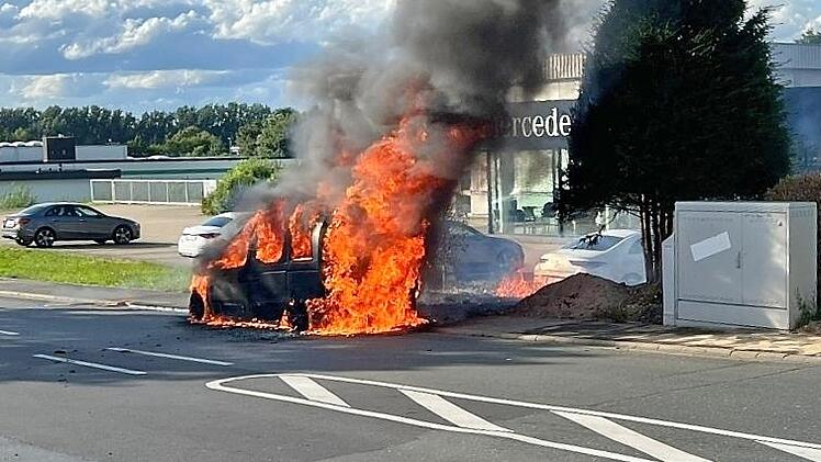 In direkter Nähe zu einem Autohaus hat ein Fahrzeug gebrannt.