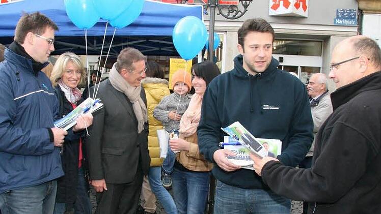 Christian Deml (links)   und  Thomas Ludewig (Zweiter von rechts) unterstützen Oberbürgermeister Henry Schramm  - hier mit seiner Frau Andrea (Zweite von links) - im OB-Wahlkampf. Foto: Sonja Adam