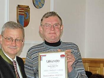 Bürgermeister Gotthard Schlereth dankt seinem Mitarbeiter Herbert Halbig. Foto: Günther Straub