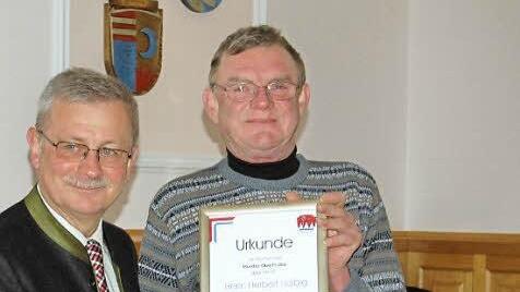 Bürgermeister Gotthard Schlereth dankt seinem Mitarbeiter Herbert Halbig. Foto: Günther Straub