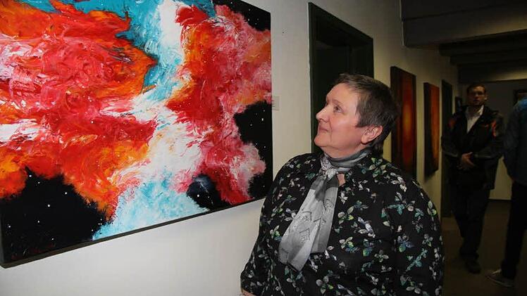 Luitgard Utz beschäftigt sich mit Galaxien - und liebt die Farbexplosionen. Foto: Adam