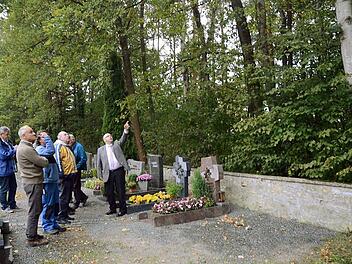 Nicht immer gilt: "Alles Gute kommt von oben", davon überzeugten sich am Friedhof in Thonberg die Mitglieder des Bau- und Umweltausschusses der Gemeinde Weißenbrunn. Die Baumwipfel der in unmittelbarer Nähe des Friedhofs stehenden Laubbäume ragen weit in den Friedhof und bedecken mit ihrem Blätterabwurf die Gräber - zum Ärgernis der Hinterbliebenen, die sich Mühe mit der Grabpflege geben.  Foto: Karl-Heinz Hofmann