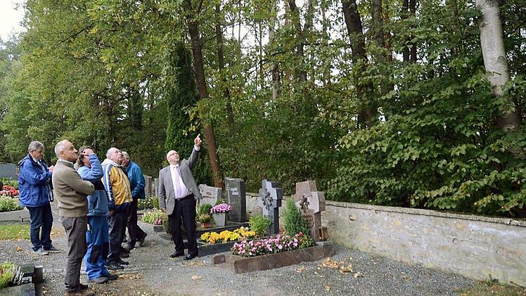 Nicht immer gilt: "Alles Gute kommt von oben", davon überzeugten sich am Friedhof in Thonberg die Mitglieder des Bau- und Umweltausschusses der Gemeinde Weißenbrunn. Die Baumwipfel der in unmittelbarer Nähe des Friedhofs stehenden Laubbäume ragen weit in den Friedhof und bedecken mit ihrem Blätterabwurf die Gräber - zum Ärgernis der Hinterbliebenen, die sich Mühe mit der Grabpflege geben.  Foto: Karl-Heinz Hofmann