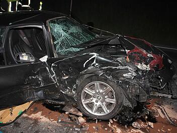Die Frontpartie des Jaguar wurde zwar völlig demoliert, der Fahrer erlitt nur leichte Verletzungen.  Foto: Friedwald Schedel