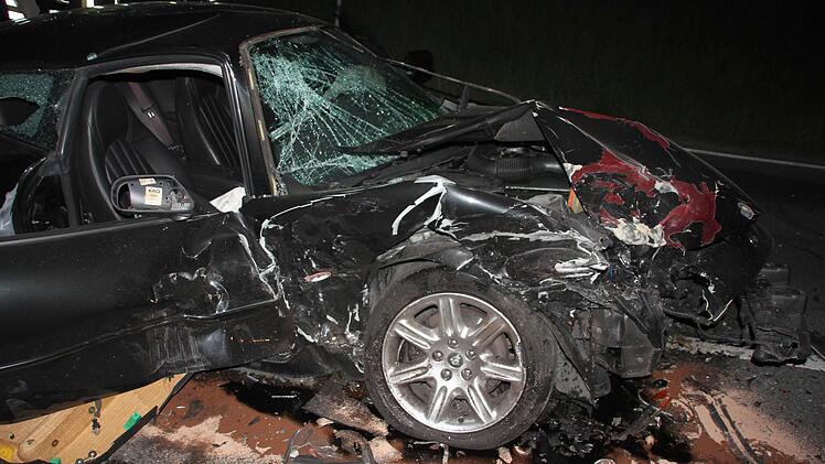 Die Frontpartie des Jaguar wurde zwar völlig demoliert, der Fahrer erlitt nur leichte Verletzungen.  Foto: Friedwald Schedel