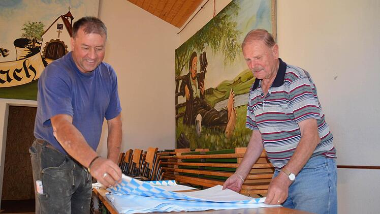 Die ersten Vorbereitungen für die Kirmes haben begonnen. Hier legen Erwin Below (links) und Wolfgang Rottenberger Tischdecken bereit. Diese werden am Wochenende im Festzelt gebraucht. Foto: Kathrin Kupka-Hahn