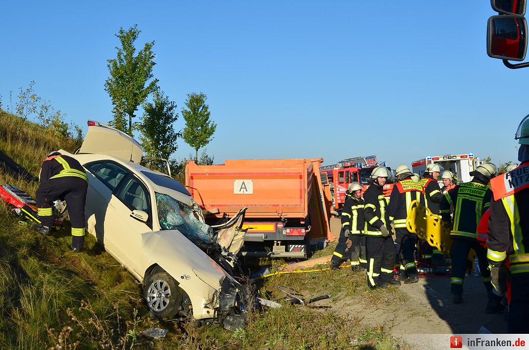 Lkw rammt Taxi auf B8
