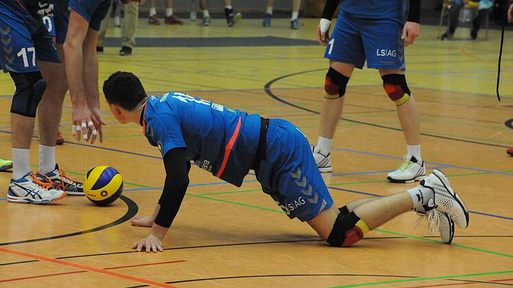 1:3 gegen den Tabellenführer verloren, aber wieder viele Sympathie-Punkte gewonnen haben Hammelburgs Volleyballer (blaue Trikots). Foto: Hopf