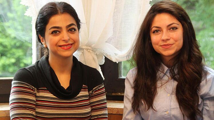 Begeistert vom Deutschkurs in Wirsberg sind Sara Yosami und Albana Shyti (rechts). Foto: Dagmar Besand