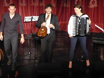 Der Mandolinist Avi Avital war mit der Akkordeonistin Ksenija Sidorova und dem Perkussionisten Itamar Doari zu einem interessanten Konzert ins Kurtheater gekommen. Foto: Ahnert