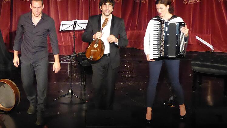Der Mandolinist Avi Avital war mit der Akkordeonistin Ksenija Sidorova und dem Perkussionisten Itamar Doari zu einem interessanten Konzert ins Kurtheater gekommen. Foto: Ahnert