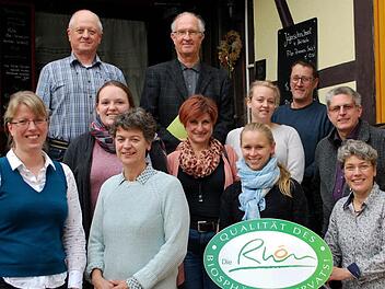 In Morlesau stellten sich die beteiligten Akteure an der Initiative der Dachmarke Rhön zur Vermarktung des Fränkischen Gelbviehs in der Gastronomie zum gemeinsamen Foto auf. Foto: Freies Journalistenbüro der Rhön/ Carsten Kallenbach