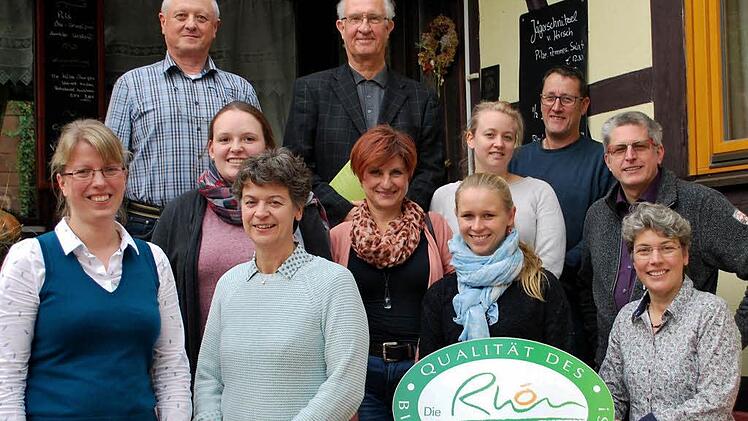 In Morlesau stellten sich die beteiligten Akteure an der Initiative der Dachmarke Rhön zur Vermarktung des Fränkischen Gelbviehs in der Gastronomie zum gemeinsamen Foto auf. Foto: Freies Journalistenbüro der Rhön/ Carsten Kallenbach