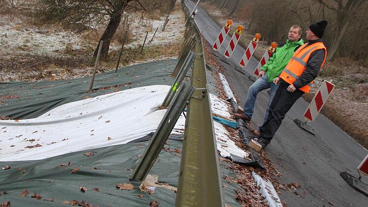 Begutachten den Hangrutsch: Matthias Wacker und Gerd Häpp vom Staatlichen Bauamt;  Foto: Ulrike Müller