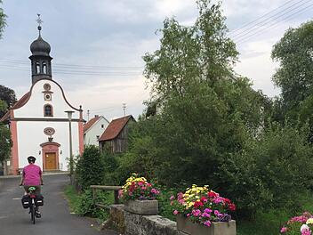 Im kleinen Eckarts bei Bad Br&uuml;ckenau f&uuml;hrt die Tour mitten durch den Ort.  Foto: J&uuml;rgen Haug-Peichl