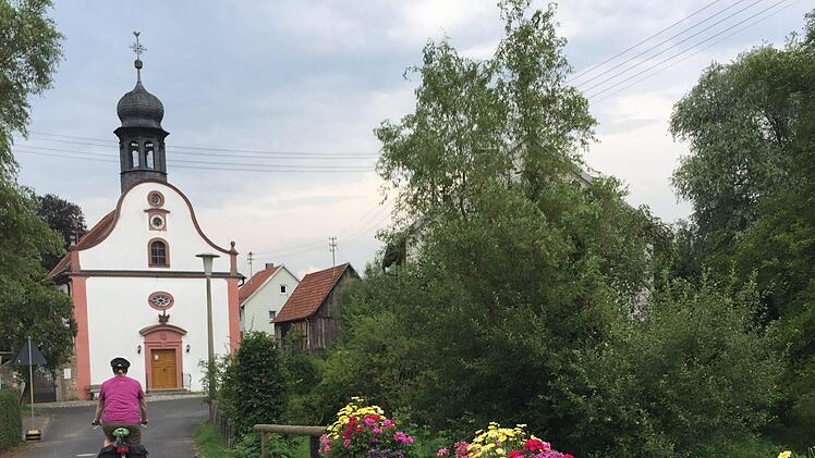 Im kleinen Eckarts bei Bad Br&uuml;ckenau f&uuml;hrt die Tour mitten durch den Ort.  Foto: J&uuml;rgen Haug-Peichl