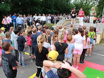 Die Grundschule in Rottershausen: ein wahres "Pfund", meint Bezirksheimatpflegerin Dr. Birgit Speckle. Jugendliche aus Rottershausen pr&auml;sentierten in einem Zeitrafferfilm das Rockfestival, das sie allj&auml;hrlich f&uuml;r rund 7000 Besucher auf die Beine stellen.Archiv: Carmen Schmitt