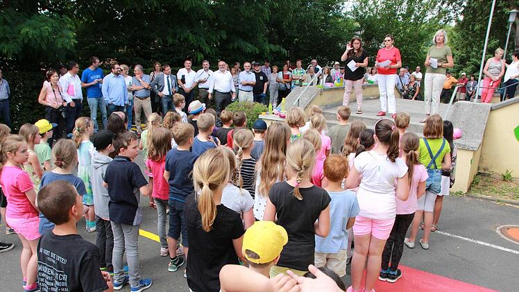 Die Grundschule in Rottershausen: ein wahres "Pfund", meint Bezirksheimatpflegerin Dr. Birgit Speckle. Jugendliche aus Rottershausen pr&auml;sentierten in einem Zeitrafferfilm das Rockfestival, das sie allj&auml;hrlich f&uuml;r rund 7000 Besucher auf die Beine stellen.Archiv: Carmen Schmitt