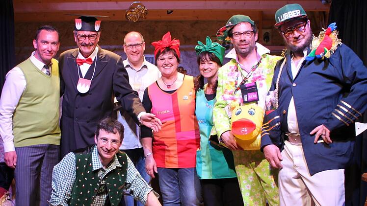 Die "Bescheuerte Weindunstb&uuml;hne" von Oti Schmelzer (vorne) bot w&auml;hrend der "Ohrwurmtage" Kabarett vom Feinsten mit Daniel K&uuml;nzel, Wolfgang Voit, Otmar Schraud, Doris Motschmann, Silvia Otto, Matthias Schmelzer und Thomas  Klug (von links). Auf dem Bild fehlen Erwin Kitz und seine Enkel Mateo und Raphael.