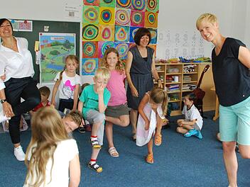 Mit Spaß dabei: Ingrid Nassios (links), Lehrerin Daniela Mannsbart (Mitte) und Kerstin Haas mit den Kindern in Creidlitz. Fotos: Christiane Lehmann