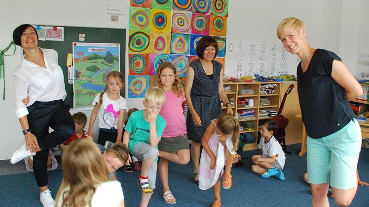 Mit Spaß dabei: Ingrid Nassios (links), Lehrerin Daniela Mannsbart (Mitte) und Kerstin Haas mit den Kindern in Creidlitz. Fotos: Christiane Lehmann