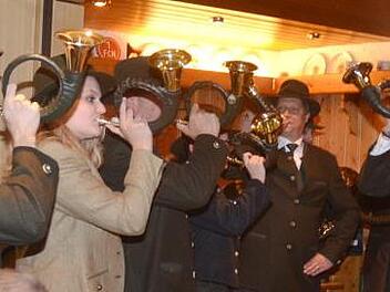 Das Bläsercorps der BJV- Kreisgruppe Kronach gestaltete die Hubertusmesse musikalisch und eröffnete die anschließende Hubertusfeier im Gasthof "Zum Frack", unter Leitung von Nicolai Hiesl.  K.- H. Hofmann