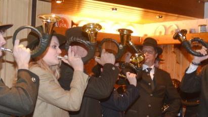 Das Bläsercorps der BJV- Kreisgruppe Kronach gestaltete die Hubertusmesse musikalisch und eröffnete die anschließende Hubertusfeier im Gasthof "Zum Frack", unter Leitung von Nicolai Hiesl.  K.- H. Hofmann