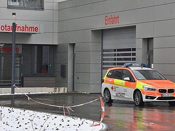Abgeschirmt vor neugierigen Blicken ist die neue Zentrale Notaufnahme am Rhön-Klinikum Campus Bad Neustadt. Die Rettungsfahrzeuge fahren in eine große Halle und von dort aus wird der Patienten direkt zur Notaufnahme gebracht. Foto:  Hanns Friedrich