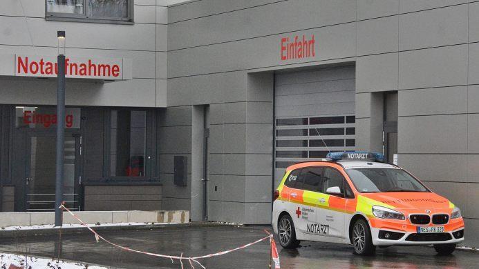 Abgeschirmt vor neugierigen Blicken ist die neue Zentrale Notaufnahme am Rhön-Klinikum Campus Bad Neustadt. Die Rettungsfahrzeuge fahren in eine große Halle und von dort aus wird der Patienten direkt zur Notaufnahme gebracht. Foto:  Hanns Friedrich