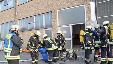 Die Atemschutzgeräteträger am Übungsort Foto: K.- H. Hofmann