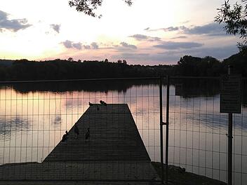 Der Steg am Ortswiesensee in Oberwallenstadt ist derzeit durch einen Bauzaun abgesperrt. Fotos: R. Popp