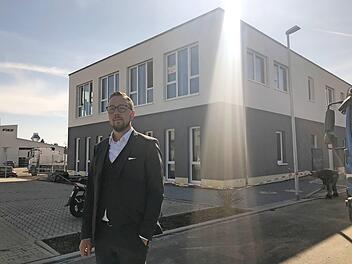 Pascal Baumüller vor dem neuen Sitz in Herzogenaurach. Er hofft, dass der Sonnenschein über seinem Unternehmen erhalten bleibt.