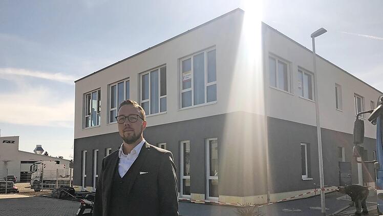 Pascal Baumüller vor dem neuen Sitz in Herzogenaurach. Er hofft, dass der Sonnenschein über seinem Unternehmen erhalten bleibt.