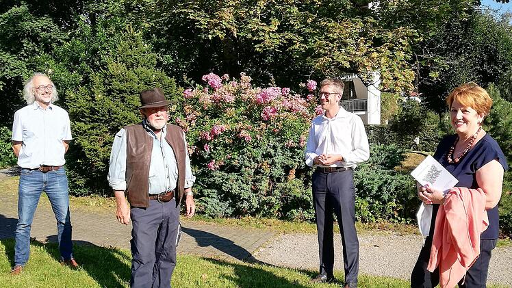 Stolperstein-Projektleiter Dirk Hönerlage (von links) mit Gunter Demnig, Bürgermeister Jochen Vogel und der stellvertretenden Landrätin und Altbürgermeisterin Brigitte Meyerdierks. Foto: Sigismund von Dobschütz