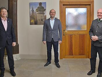 Landrat Thomas Habermann (rechts) und Bürgermeister Thomas Helbling (links) stellten vor der Sitzung des Spitalrats im Rathaussaal von Bad Königshofen Florian Meder als den neuen Heimleiter vor. Er ist der Wunschkandidat seines verstorbenen Vorgängers im Amt, Manfred Bühner.