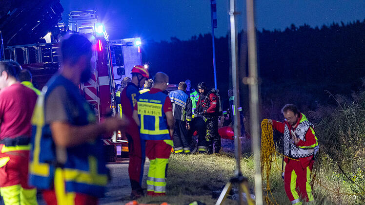 Großeinsatz an Nürnberger Schleuse: Radfahrer sah Person im Kanal schwimmen