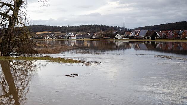 Hochwasser in Franken: Rote Warnstufe erreicht - Wohngebiete in Gefahr