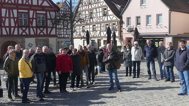 Teilnehmer der Stadtf&uuml;hrung zu Innenstadtgesch&auml;ften mit Kreisheimatpfleger Dr. Manfred Welker.