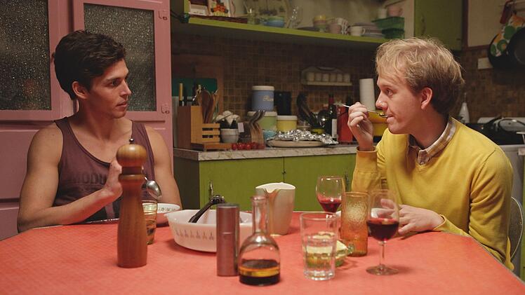Geoffrey (Wade Briggs, links), Josh (Josh Thomas) und ihre Freunde k&auml;mpfen mit den neuen Verantwortungen als junge Erwachsene.