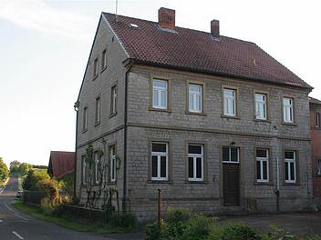 Vermutlich soll nun die alte Schule an der Wässerndorfer Straße zum Bürgerhaus umgebaut werden. Fotos: G. Bauer