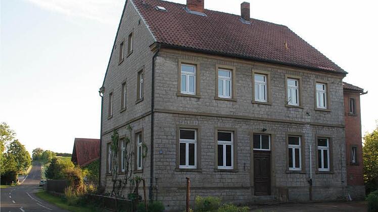 Vermutlich soll nun die alte Schule an der Wässerndorfer Straße zum Bürgerhaus umgebaut werden. Fotos: G. Bauer