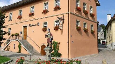 Rathaus und Wirtshaus in einem Gebäude: Das vorbildlich sanierte Schlegl-Haus ist das Gemeindezentrum von Ludwigschorgast. Foto: Archiv