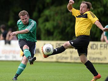 Voller Entschlossenheit zieht der Lindauer Sebastian Kauper ab, der Kirchahorner Enrico Franik kann nicht mehr eingreifen. Fotos: Peter Mularczyk