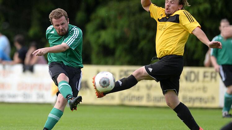 Voller Entschlossenheit zieht der Lindauer Sebastian Kauper ab, der Kirchahorner Enrico Franik kann nicht mehr eingreifen. Fotos: Peter Mularczyk