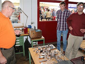 Jürgen Nell erklärte auf seiner Werkstatt-Führung, wie die Produkte hergestellt werden. Fotos: Gerd Schaar
