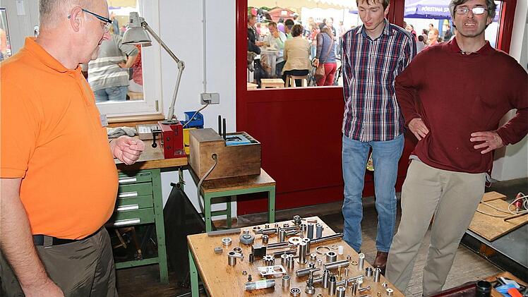 Jürgen Nell erklärte auf seiner Werkstatt-Führung, wie die Produkte hergestellt werden. Fotos: Gerd Schaar