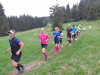 Sindy Meier (LG Ludwigschorgast), Cordula Lauterbach (SGB Stadtsteinach) und Susanne Schubert (LG Ludwigschorgast/von links) haben die Hälfte der Strecke bereits hinter sich. Fotos: Michael Kraus