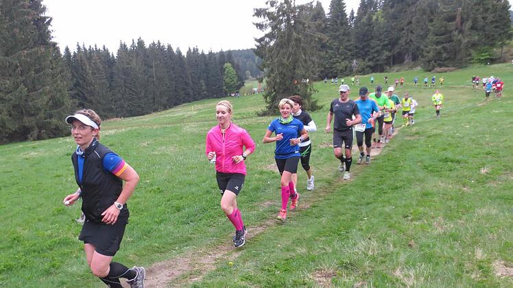 Sindy Meier (LG Ludwigschorgast), Cordula Lauterbach (SGB Stadtsteinach) und Susanne Schubert (LG Ludwigschorgast/von links) haben die Hälfte der Strecke bereits hinter sich. Fotos: Michael Kraus