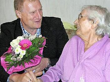 Sonnefelds Bürgermeister Michael Keilich spricht Esther Engel Glückwünsche zum 95. Geburtstag aus.  Foto: Klaus Oelzner