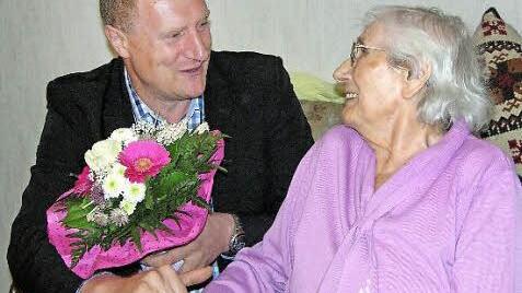 Sonnefelds Bürgermeister Michael Keilich spricht Esther Engel Glückwünsche zum 95. Geburtstag aus.  Foto: Klaus Oelzner